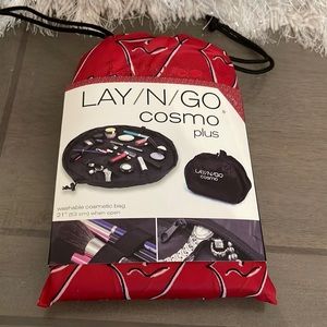 Chunks a hi- Lay/N/Go cosmo plus washable cosmetic bag - Rare Lips pattern- New